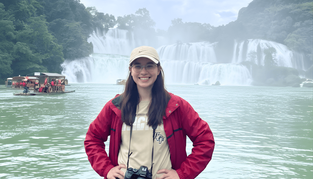 The waterfall is accessible on foot by following the small trails running through the valley